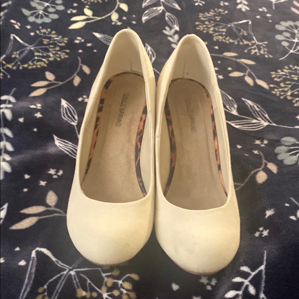 Women's Cream Pumps